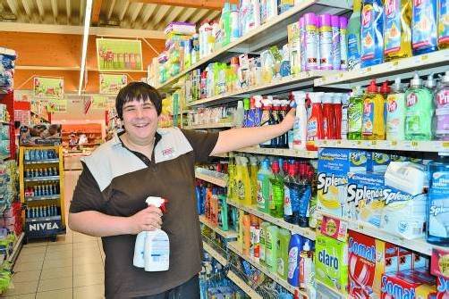 Martin konnte sich seinen Berufswunsch mit Hilfe des Caritas-Projekts erfüllen. Heute hat er einen integrativen Arbeitsplatz bei Spar in Nüziders. Foto: caritas