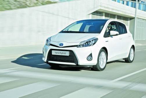 Mehr als nur ein Quantum Sportlichkeit hat Toyota dem Yaris verpasst. In der Voll-Hybrid-Version soll er sich mit 3,1 l Treibstoff zufriedengeben.