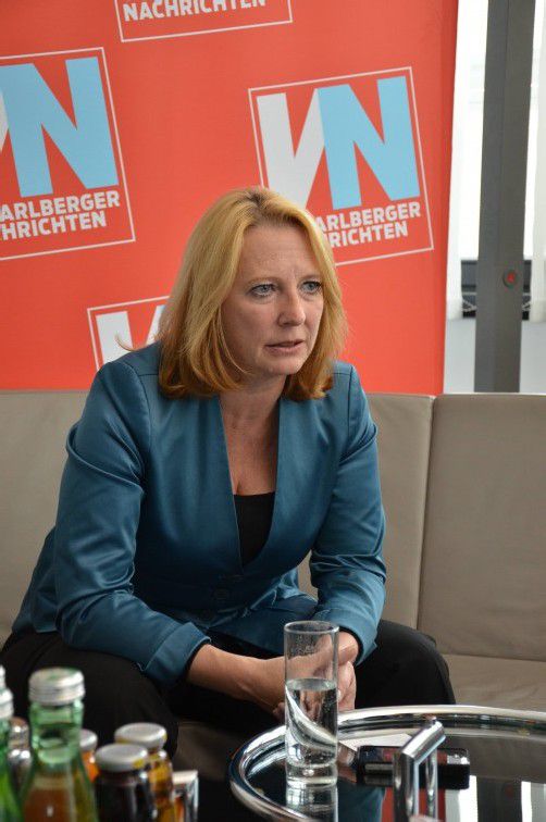 Ministerin Bures verteidigt im Gespräch in der VN-Redaktion das Ende der Korridorvignette: „War von Anfang an eine befristete Regelung.“ VN/Reiner