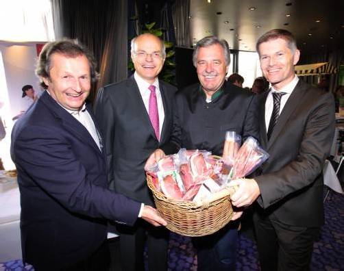 Mit Gaumenfreuden: Oliver Kitz (l.) mit Casino-General Karl Stoss sowie Manfred Strasser und Casino-Direktor Bernhard Moosbrugger. Fotos: AME