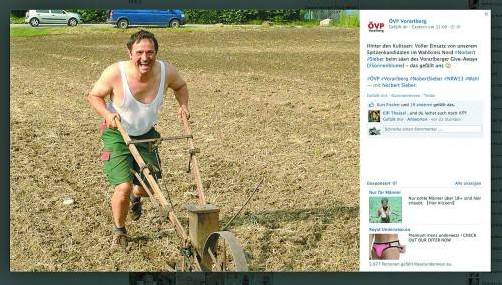 Mit vollem Einsatz: ÖVP-Kandidat Norbert Sieber bei der Aussaat von Sonnenblumenkernen auf einem Acker in Wolfurt. screenshot: facebook