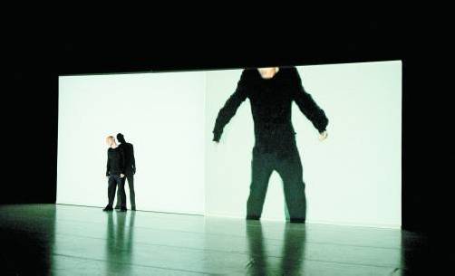Mit zwei Produktionen eröffnete der japanische Multimedia-Künstler, Choreograf und Tänzer Hiroaki Umeda gestern Abend das „Tanz ist“-Festival am Dornbirner Spielboden. Foto: Tanz ist