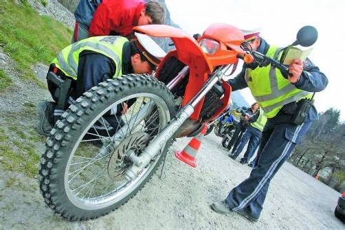 Mopedkontrollen: dringend notwendig oder Schikane? foto: vn