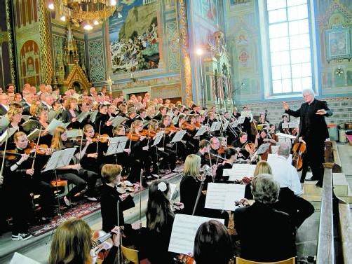 Nach der beeindruckenden Leistung seiner Ensembles wurde Guntram Simma vom Publikum gefeiert. Foto: JU