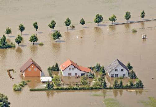 Nach einem Deichbruch in Fischbeck sollten weitere Orte im Landkreis Stendal in Sachsen-Anhalt evakuiert werden. Foto: ap
