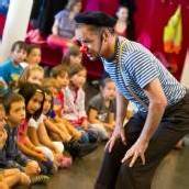 Als Preis fürs Lesefest stürmte Clown Dido die Schule