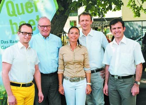 Rene Nick (l.) mit Wirt Elmar Herburger sowie Carolin Frei und Martin Salzmann mit Gemeindechef Martin Summer. Fotos: SIE