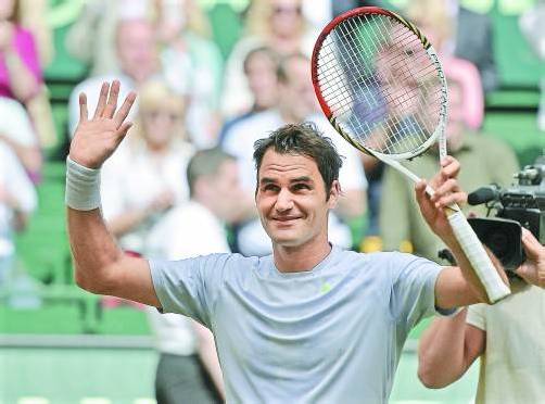 Roger Federer stand erstmals seit zehn Monaten wieder ganz oben – der Schweizer entschied das Rasenturnier von Halle nach hartem Kampf in drei Sätzen für sich und zeigte sich gerüstet für Wimbledon. Foto: AP