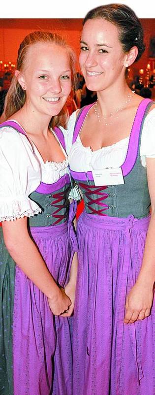 Servicedamen: Julia Rüscher (l.)und Christine Ritlop. Fotos: ame