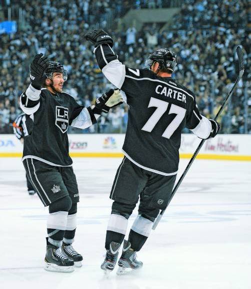 Slawa Woynow (l.) jubelt mit Jeff Carter über sein Tor. Foto: ap
