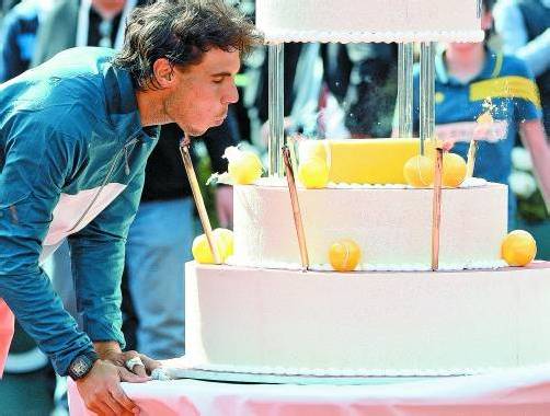 Torte und ein Ständchen von den Fans: Rafael Nadal feierte in Paris seinen 27. Geburtstag. Foto: apa