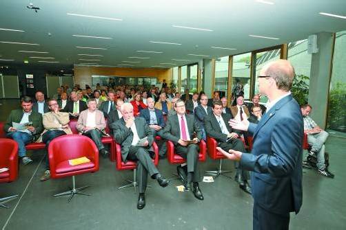 Unter den Gästen in der Aula der Fachhochschule Vorarlberg befanden sich auch viele Bürgermeister. Fotos: Hartinger