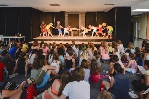 Neun Theatergruppen präsentieren beim Schultheaterfestival „Alles Paletti“ eine bunte Palette an Theaterstücken. Foto: VN/Stiplovsek