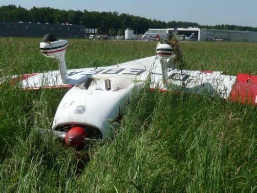 Vermutlich wegen eines Pilotenfehlers hat sich in Friedrichshafen eine Sportmaschine mehrfach überschlagen. Foto: polizei