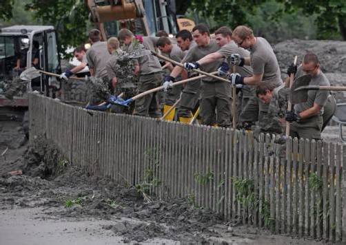 Viel zu tun haben die Soldaten des Bundesheeres nach dem Hochwasser in Ottensheim an der Donau, Bezirk Urfahr-Umgebung. Foto: apa