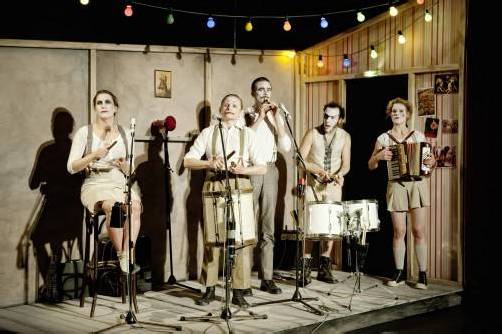 Von den sorgfältig ausgewählten Theaterstücken und Lesungen werden Groß und Klein auch heuer wieder begeistert sein. Mit dem Stück „Heute: Kohlhaas“ wird das Festival um 17 Uhr offiziell eröffnet. foto: Luaga & Losna