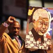 Nelson Mandela wird künstlich beatmet