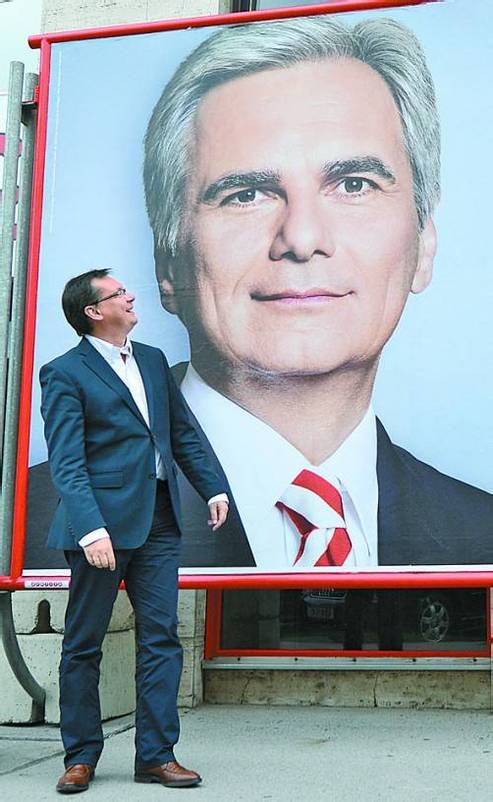 Wahlkampfleiter Darabos mit Faymann-Plakat. Foto: APA