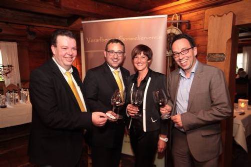 Weinkenner unter sich: Ludwig Zortea (l.) mit Hotelier Hannes Pfefferkorn sowie Beate Espinoza-Mayr und Markus Amann. Fotos: AME