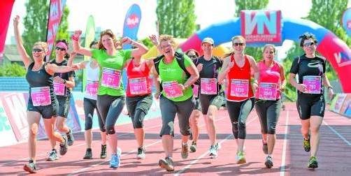 Wie viel Spaß sportliche Betätigung machen kann, bewiesen diese Frauen beim Spurt über die Ziellinie im Casino-Stadion. Der guten Laune konnten weder Hitze noch die damit verbundene Anstrengung beikommen. Schön.