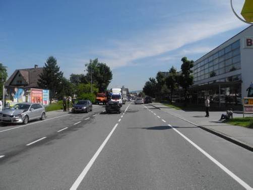 Zwei Autos und ein Taxi wurden in Dornbirn in einen Unfall verwickelt – drei Personen wurden verletzt und ins Spital gebracht. Foto: polizei