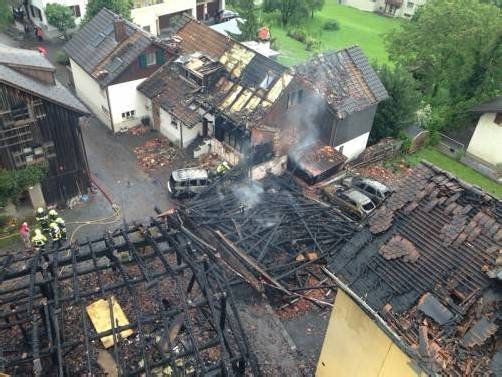 Zwei Ställe waren niedergebrannt – vier Wohnhäuser wurden beschädigt. 100 Feuerwehrleute konnten den Großbrand löschen. Foto: polizei