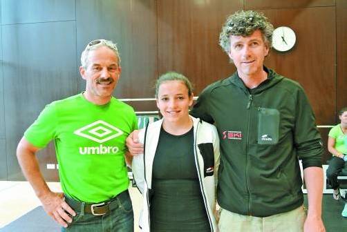 ÖSV-Testsiegerin Pia Schmid mit Trainer Alex Berthold (r.) und VSV-Alpin-Sportdirektor Pepi Hirschbühl. Foto: ösv