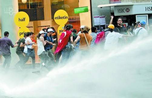 Als sich Demonstranten am Samstag zum Taksim-Platz begeben wollten, ging die Polizei mit Wasserwerfern gegen sie vor. Foto: RTS