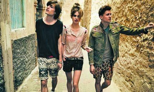 Auch die niederländische Marke Scotch & Soda setzt in der aktuellen Kollektion auf Shorts – sowohl für Frauen als auch für Männer. Scotch & Soda gibt es unter anderem bei Facona.