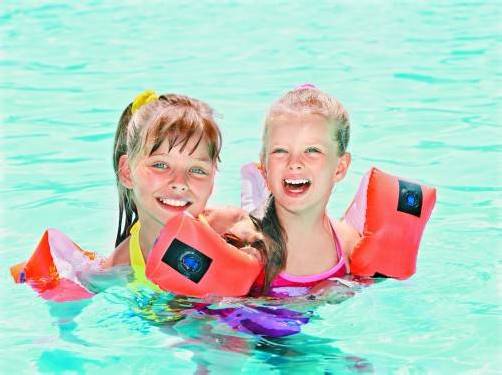 Auch wenn Kinder Schwimmhilfen verwenden, ist die Aufmerksamkeit von Erwachsenen unerlässlich. Aufblasbare Tiere bieten keinen Schutz.