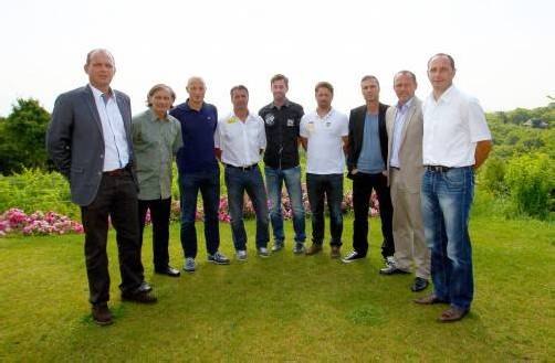 Austria-Coach Helgi Kolvidsson (Vierter von rechts) spürt den Atem seiner Trainer-Kollegen, v. l.: Martin Scherb (St.Pölten), Alfred Tatar (Mattersburg), Peter Zeidler (Liefering), Kurt Russ (KSV), Bruno Friesenbichler (Hartberg), Gerhard Fellner (Vienna), Willi Schuldes (Horn) und Paul Hafner (Parndorf).