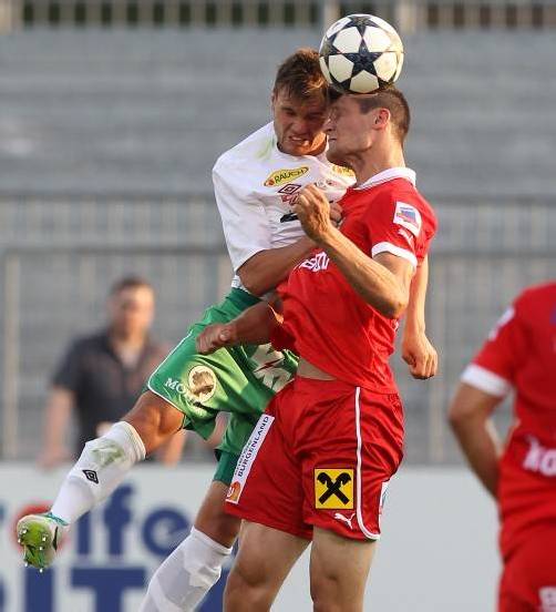Austria-Neuzugang Christoph Kobleder (links) im Kopfballduell gegen den Parndorfer Tomas Hrovath. Foto: gepa