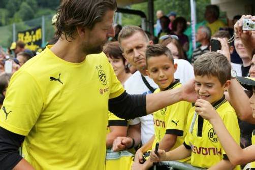 BVB-Torhüter Roman Weidenfeller begrüßt die vielen Fans beim Training.