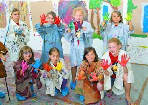 Beim „Fest des Kindes“ soll den Jüngsten die Möglichkeit geboten werden, ihre Kreativität auszuleben. Die Schülerinnen und Schüler des Malworkshops haben sichtlich Spaß daran. Foto: VN/Paulitsch