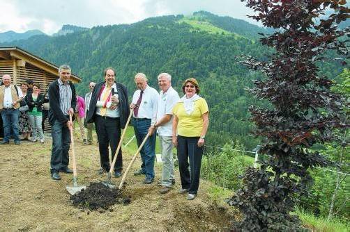 Buchholzer pflanzten ihre „Jubiläumsbuche“. Foto: amp