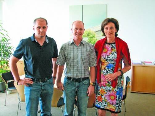 Christoph Kraxner mit Landesrätin Bernadette Mennel und Sportservice-Geschäftsführer Sebastian Manhart (l.). Foto: vlk