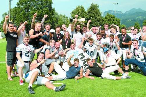 Das Meisterteam der Cineplexx Blue Devils Hohenems: Kapitän Mario Bunderla präsentiert stolz den Silverbowl XIV. Foto: schwämmle