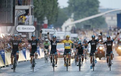 Das Sky-Radteam feiert in Paris den Gesamtsieg von Christopher Froome bei der 100. Auflage der Tour de France. Foto: apa