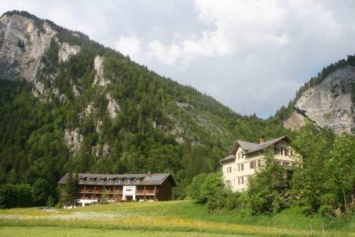 Das „Spitöle“ (r.) wird von einem Privaten genutzt, das Haus St. Josef für Betreutes Wohnen adaptiert und ein neues Pflegeheim errichtet. Foto: stp