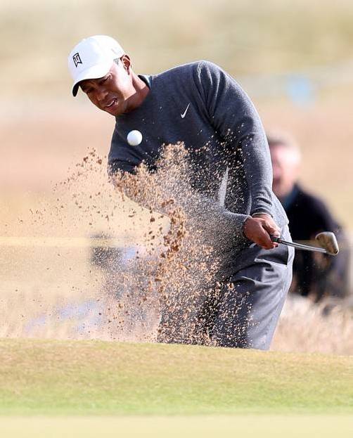 Der 37-jährige US-Amerikaner Tiger Woods greift nach seiner Verletzung bei den 142. British Open nach dem Sieg. Foto: ap