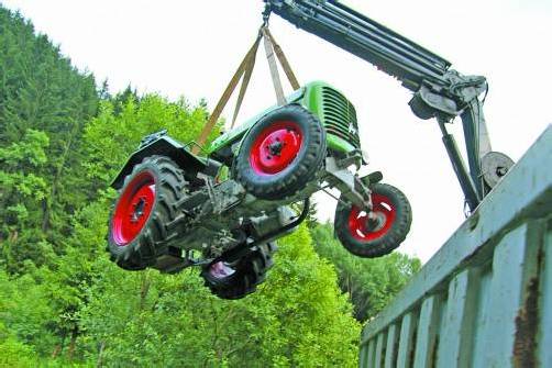 Der 43-Jährige Mann aus St. Gallenkirch wurde mit beiden Beinen unter der hinteren Radabdeckung des Traktors eingeklemmt. Foto: Vol.at/M. Sturn