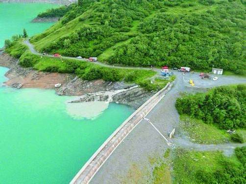 Der Lieferwagen stürzte über die steile Uferböschung Richtung Spullersee ab. Nur einen Meter vor dem Ufer kam er zum Stillstand. Foto: PI Lech