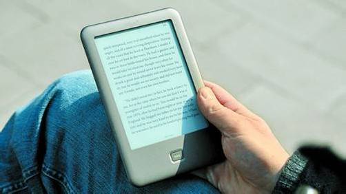 Der neue E-Reader Tolino Shine von Thalia liegt sehr gut in der Hand. Foto: futurezone