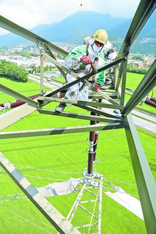 Die Aussicht ist beeindruckend, doch der Job gefährlich – Sicherheit daher oberstes Gebot. Foto: vn/hofmeister