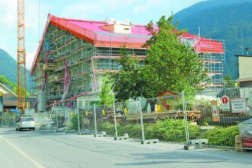 Die Bauarbeiten am Löwen Hotel im Herzen von Schruns dauern noch bis Mitte Oktober an. Foto: str