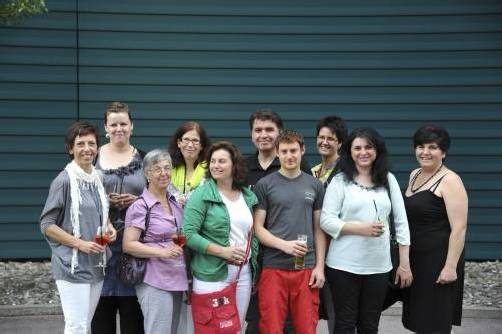 Die Mitarbeiter des „SeneCura“-Sozialzentrums Lauterach stoßen beim Sommerfest auf ein gelungenes erstes Halbjahr an. Foto: senecura