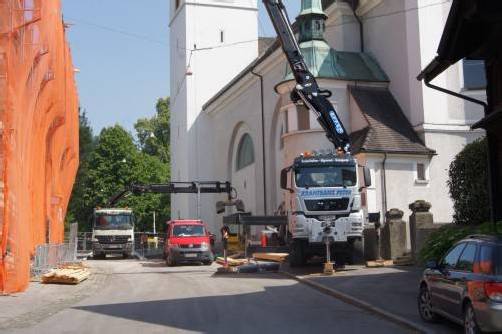 Die Pfarrkirche St. Sebastian ist derzeit umringt von Baumaschinen. Unter anderem wird der Kirchplatz erneuert. Foto: eh