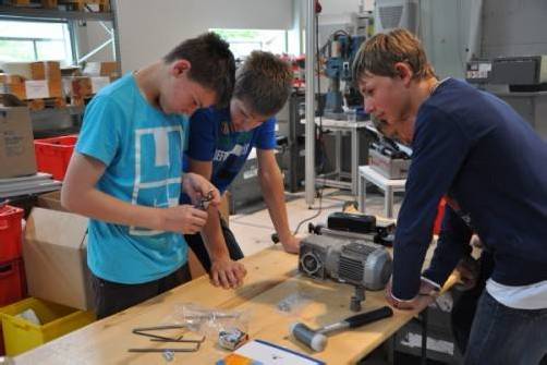 Die Praxis lernten die Alberschwender Mittelschüler bei der Dornbirner High-Tech-Firma Heron kennen. Foto: Erwin Moosbrugger