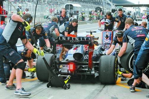 Die Reifen müssen richtig rauf – Sebastian Vettel und Kollegen wurde ein „Seitenwechsel“ der Pneus von Rennleiter Charlie Whiting untersagt. Foto: ap