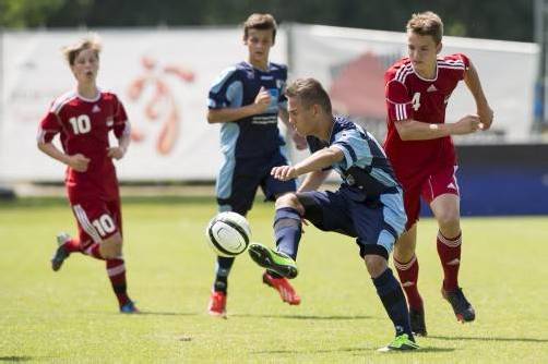 Die U-16-Kicker vom Team Vorarlberg (blaues Trikot) setzten sich im Spiel um Platz neun gegen Liechtenstein mit 2:0 durch. Foto: stiplovsek
